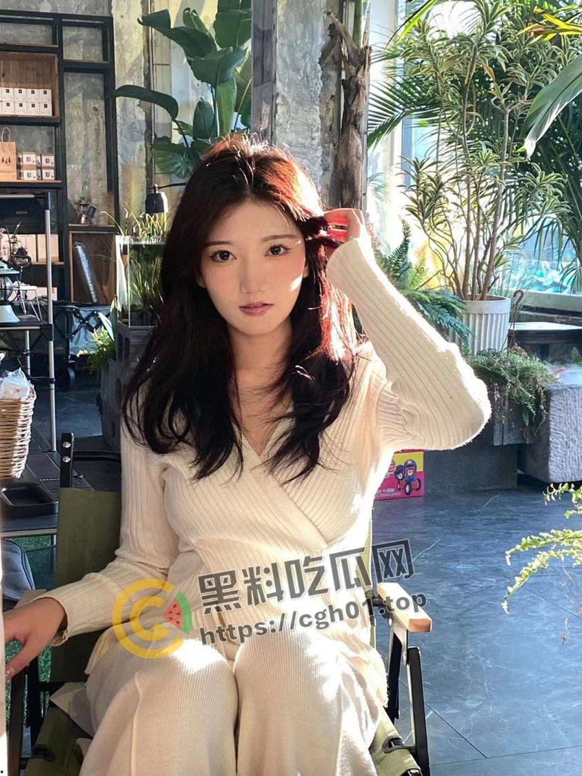 网红被屌丝伪装富二代约炮 清纯脸蛋被大屌肆意拍打 哭也要吃下去哦  第1张