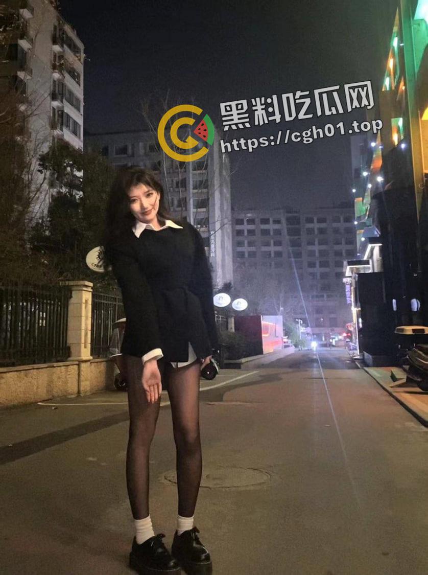 网红被屌丝伪装富二代约炮 清纯脸蛋被大屌肆意拍打 哭也要吃下去哦  第4张