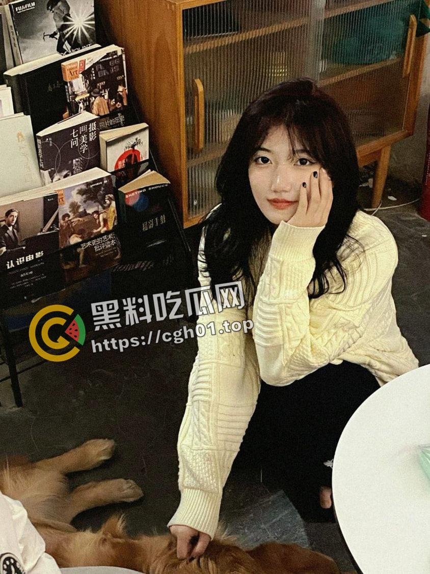 网红被屌丝伪装富二代约炮 清纯脸蛋被大屌肆意拍打 哭也要吃下去哦  第7张