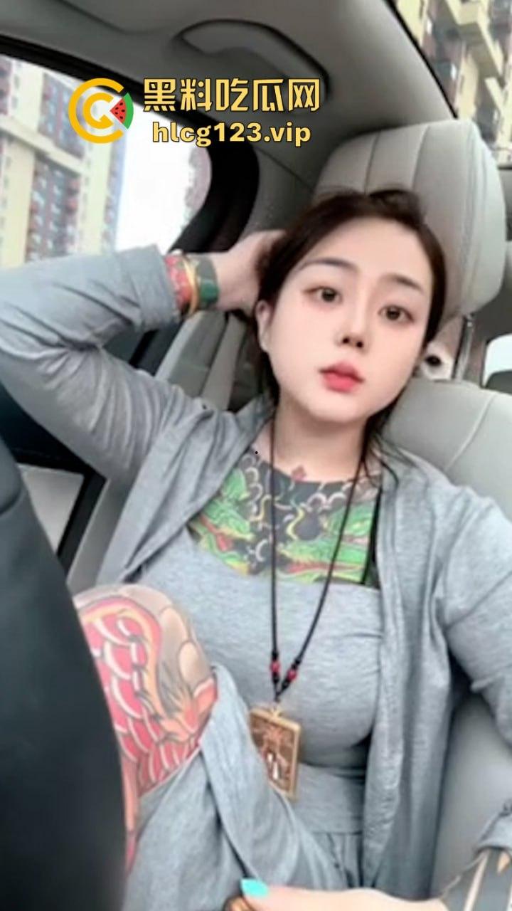 快手小网红【美美美美如】私拍除了奶子全身通体刺青 一字马疯狂甩奶是个实打实的骚货！  第4张