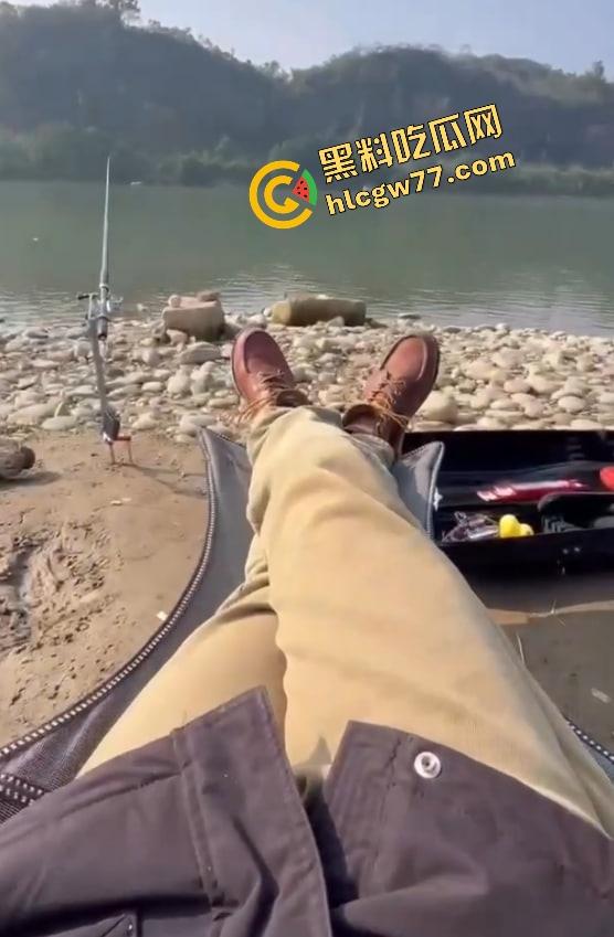 最强钓鱼媛诞生，别人在钓鱼她在钓老公，全裸甩奶抛竿甩出双峰，鱼懵了人疯了，我愿当她的鱼饵！  第2张