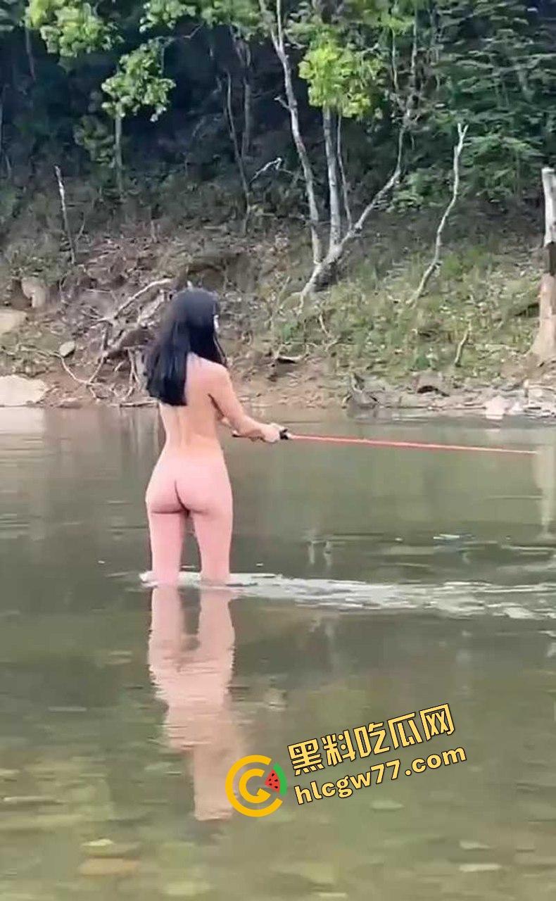 最强钓鱼媛诞生，别人在钓鱼她在钓老公，全裸甩奶抛竿甩出双峰，鱼懵了人疯了，我愿当她的鱼饵！  第4张