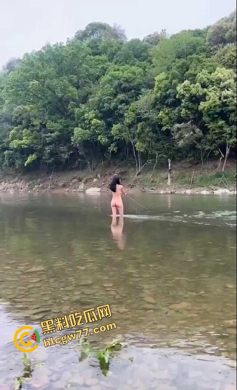最强钓鱼媛诞生，别人在钓鱼她在钓老公，全裸甩奶抛竿甩出双峰，鱼懵了人疯了，我愿当她的鱼饵！  第6张