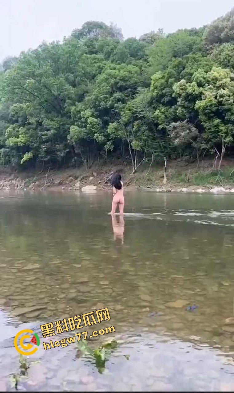 最强钓鱼媛诞生，别人在钓鱼她在钓老公，全裸甩奶抛竿甩出双峰，鱼懵了人疯了，我愿当她的鱼饵！  第7张