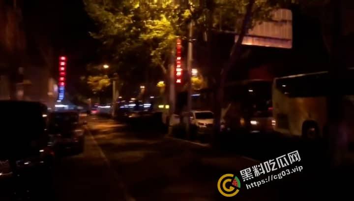 郑州风暴酒吧  因涉黄被查 拉走16大巴车的人 第7张