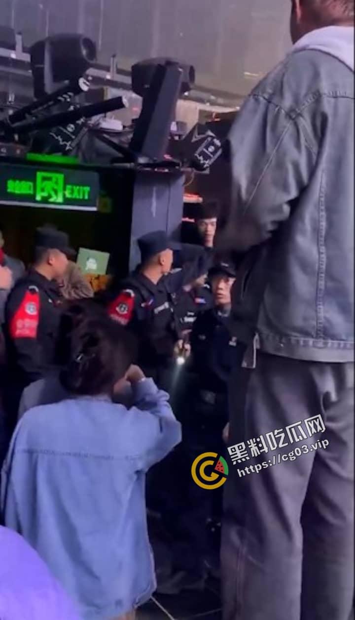 郑州风暴酒吧  因涉黄被查 拉走16大巴车的人 第11张