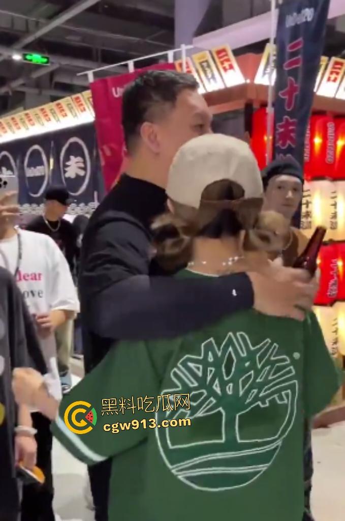 娱乐圈大瓜,车澈离婚原因曝光，街头和乃万亲热拥抱，疑似潜规则视频流出，rap圈玩的都这么猛？  第1张