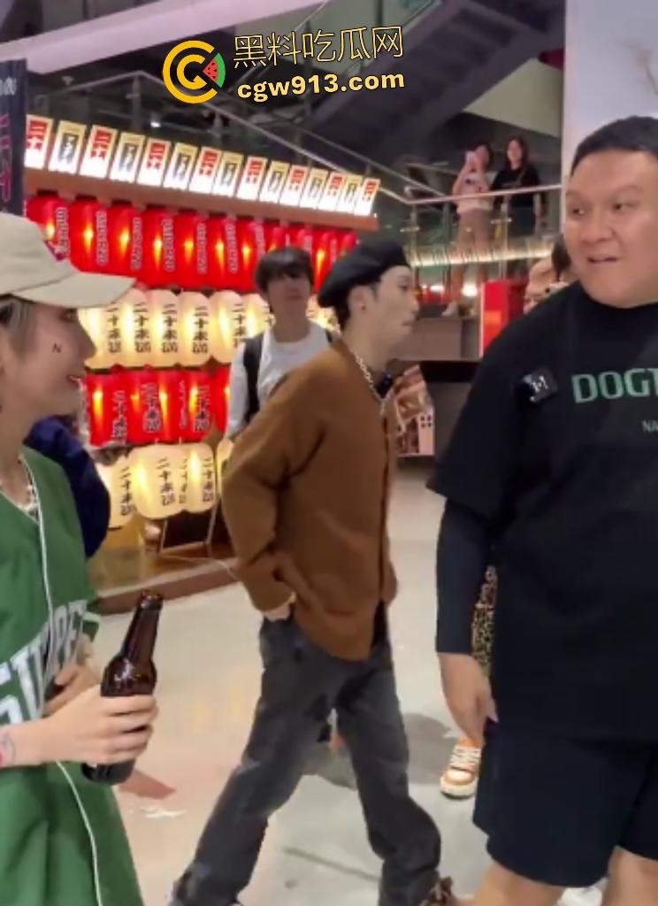 娱乐圈大瓜,车澈离婚原因曝光，街头和乃万亲热拥抱，疑似潜规则视频流出，rap圈玩的都这么猛？  第2张