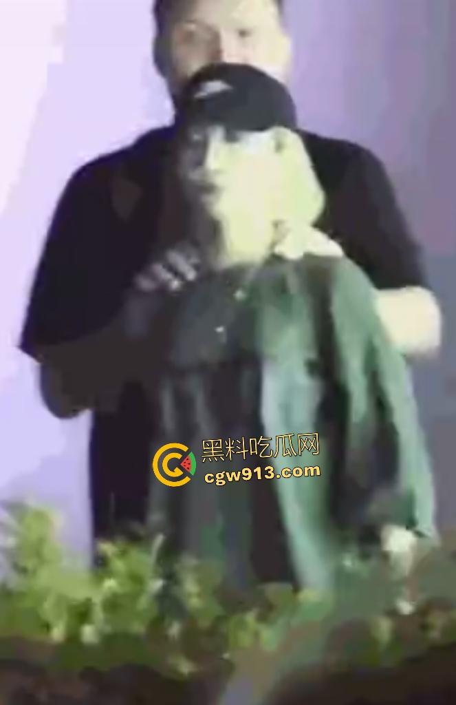 娱乐圈大瓜,车澈离婚原因曝光，街头和乃万亲热拥抱，疑似潜规则视频流出，rap圈玩的都这么猛？  第3张