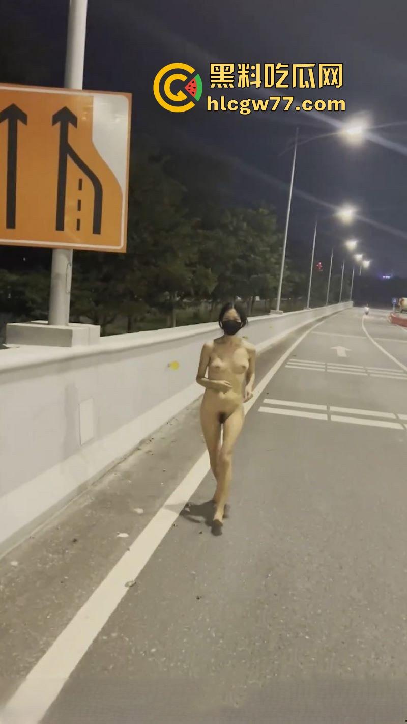 反差熟女【CikaiMoon】全裸马路露出 主动勾引外卖小哥 看的小哥目瞪口呆 久久不愿离去！  第1张