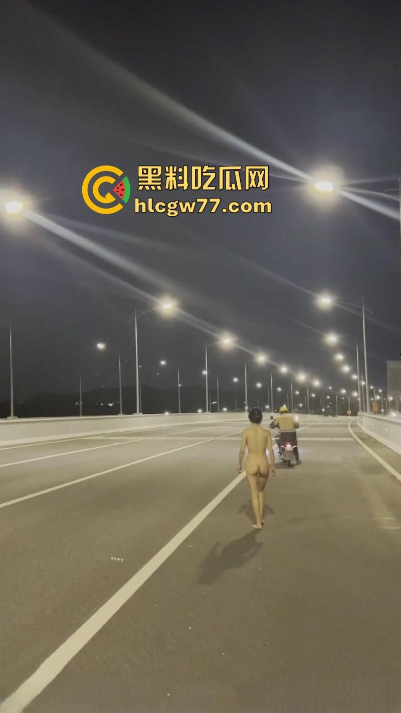 反差熟女【CikaiMoon】全裸马路露出 主动勾引外卖小哥 看的小哥目瞪口呆 久久不愿离去！  第2张