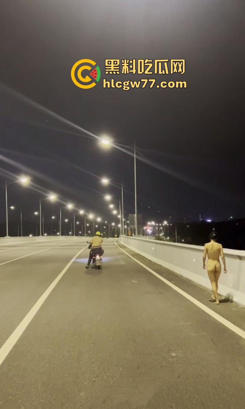 反差熟女【CikaiMoon】全裸马路露出 主动勾引外卖小哥 看的小哥目瞪口呆 久久不愿离去！  第3张