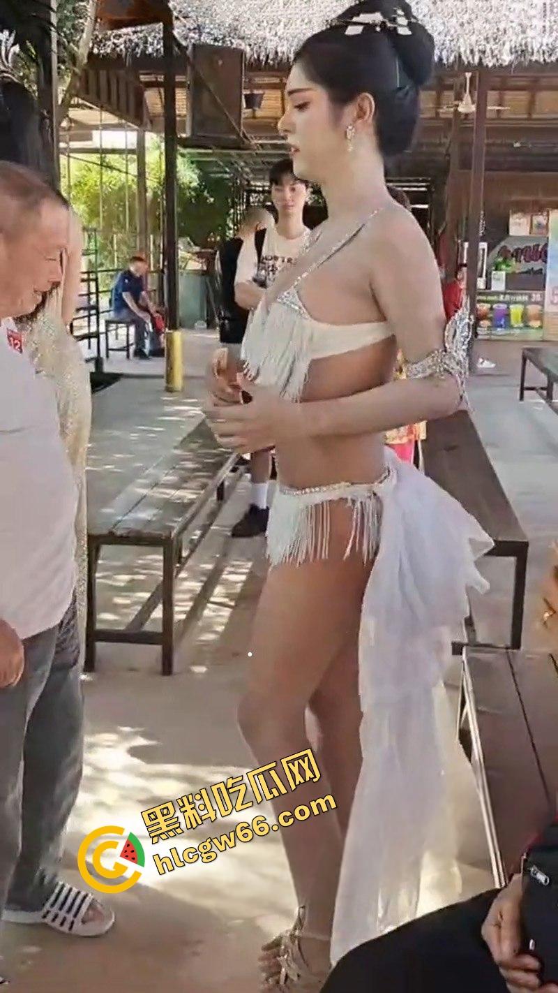 中国大爷街头撩人妖乱摸，乳大骚骚揉上瘾，结果鸡巴比自己还大，伸手一摸居然是吊炸天的霸王屌！  第4张