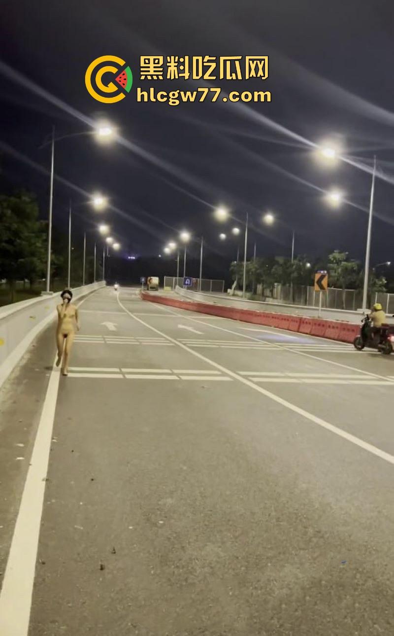 反差熟女【CikaiMoon】全裸马路露出 主动勾引外卖小哥 看的小哥目瞪口呆 久久不愿离去！  第4张