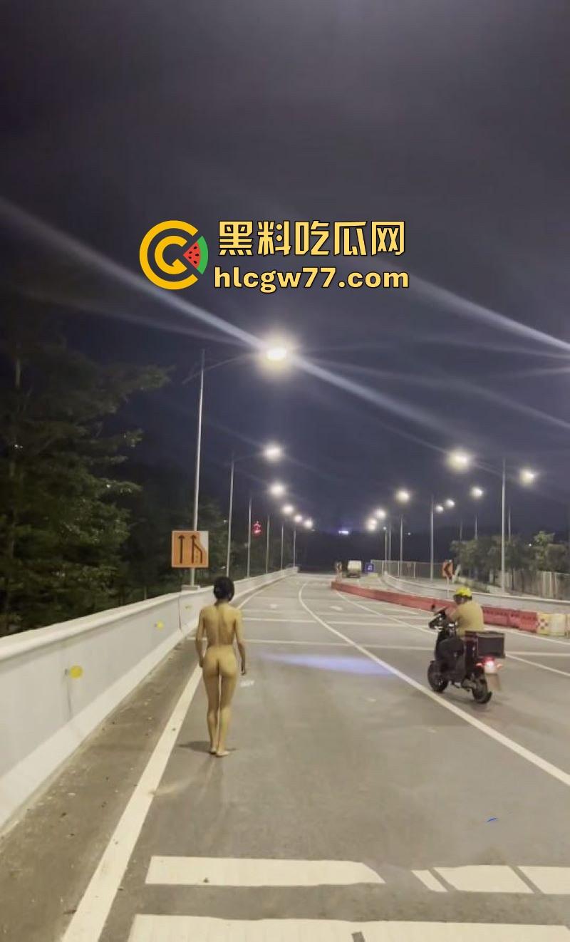 反差熟女【CikaiMoon】全裸马路露出 主动勾引外卖小哥 看的小哥目瞪口呆 久久不愿离去！  第5张