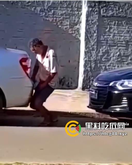 印度神奇的国度,大爷忘情与汽车排气管进行活塞运动 日了蜥蜴还能日排气管！  第3张