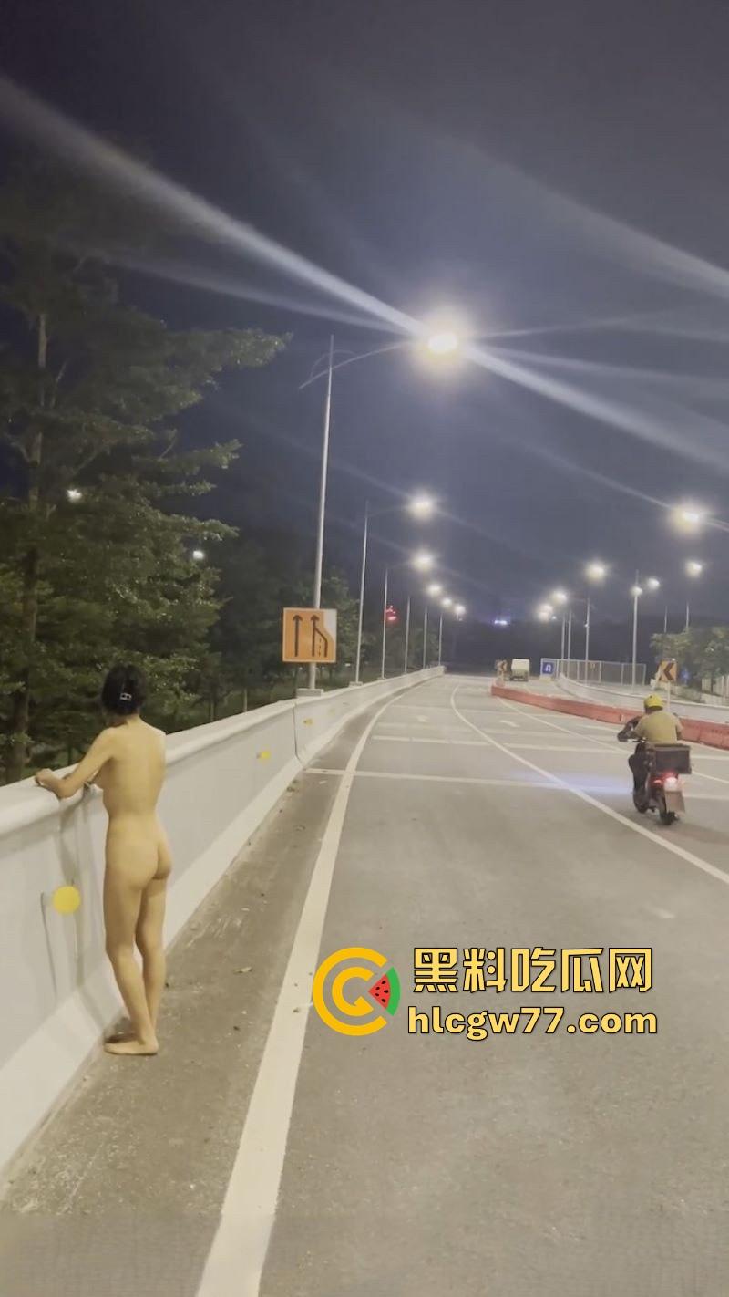 反差熟女【CikaiMoon】全裸马路露出 主动勾引外卖小哥 看的小哥目瞪口呆 久久不愿离去！  第6张