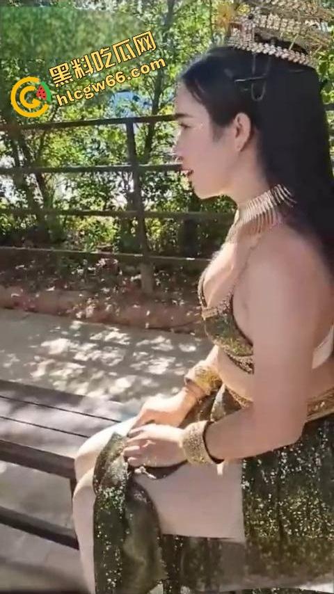 中国大爷街头撩人妖乱摸，乳大骚骚揉上瘾，结果鸡巴比自己还大，伸手一摸居然是吊炸天的霸王屌！  第10张