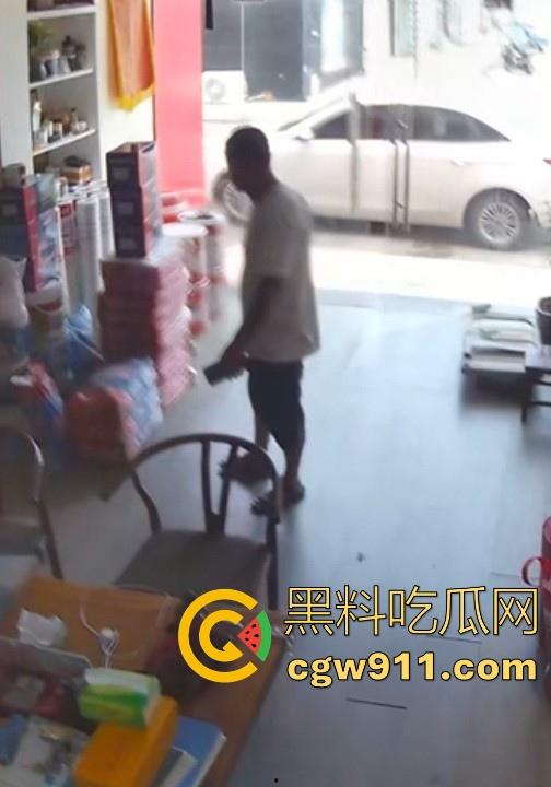 装修材料店铺老板和店员玩刺激偷情，大白天竟在店里玩后入，顾客推门慌忙中断拔屌！  第1张