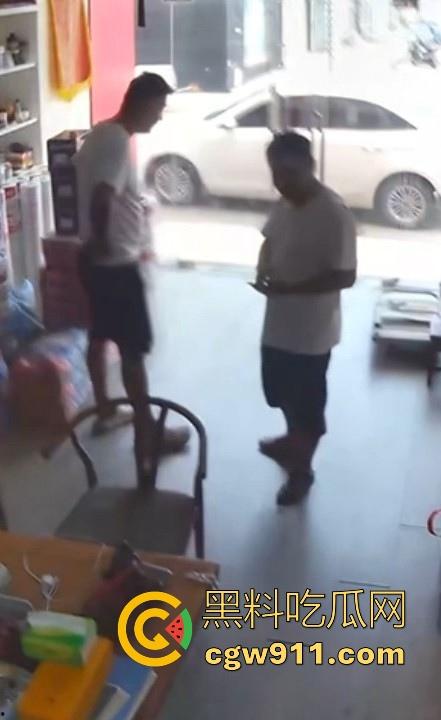 装修材料店铺老板和店员玩刺激偷情，大白天竟在店里玩后入，顾客推门慌忙中断拔屌！  第2张