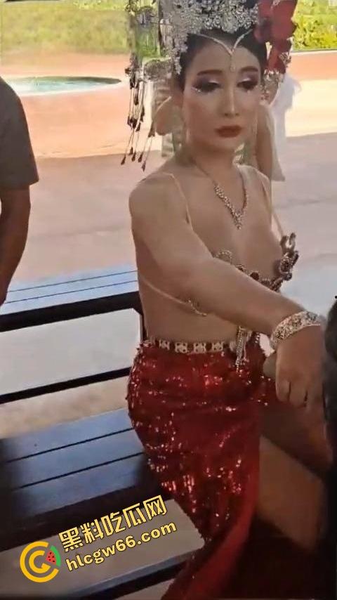 中国大爷街头撩人妖乱摸，乳大骚骚揉上瘾，结果鸡巴比自己还大，伸手一摸居然是吊炸天的霸王屌！  第12张