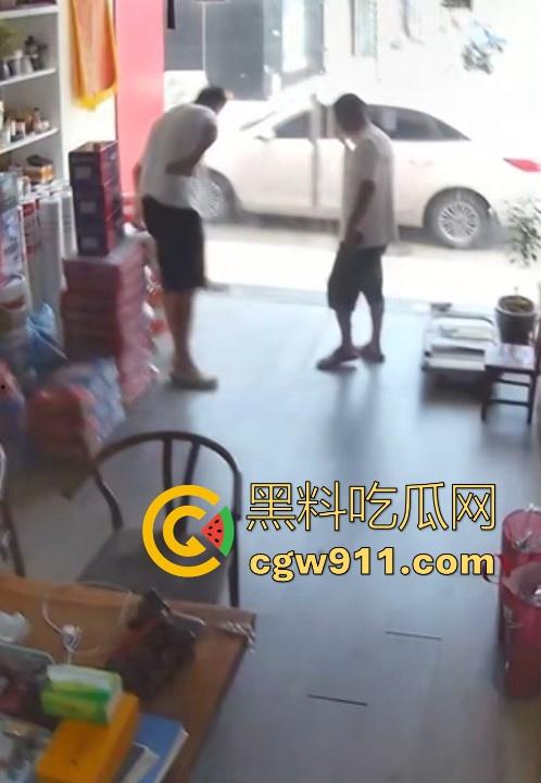 装修材料店铺老板和店员玩刺激偷情，大白天竟在店里玩后入，顾客推门慌忙中断拔屌！  第3张