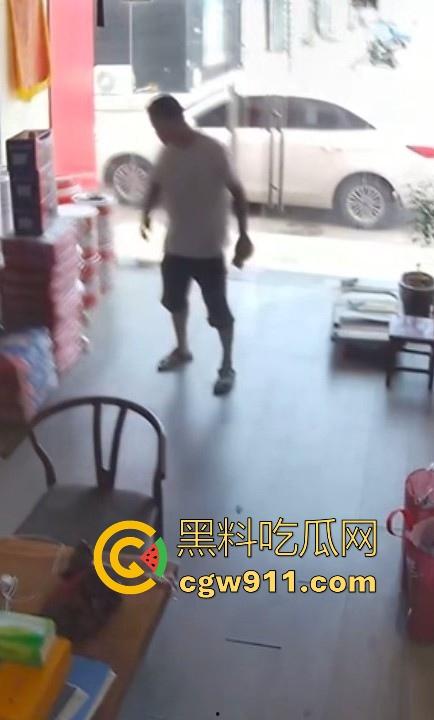 装修材料店铺老板和店员玩刺激偷情，大白天竟在店里玩后入，顾客推门慌忙中断拔屌！  第4张