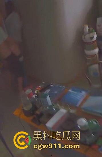 装修材料店铺老板和店员玩刺激偷情，大白天竟在店里玩后入，顾客推门慌忙中断拔屌！  第6张