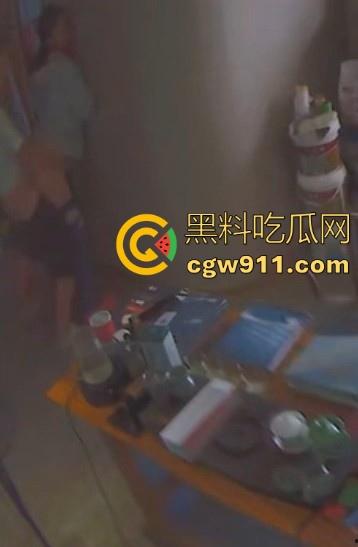 装修材料店铺老板和店员玩刺激偷情，大白天竟在店里玩后入，顾客推门慌忙中断拔屌！  第8张