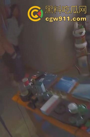 装修材料店铺老板和店员玩刺激偷情，大白天竟在店里玩后入，顾客推门慌忙中断拔屌！  第9张