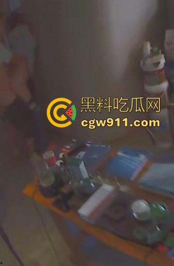 装修材料店铺老板和店员玩刺激偷情，大白天竟在店里玩后入，顾客推门慌忙中断拔屌！  第10张