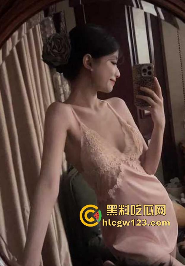 海角乱伦大神 和小嫂子的春天 又出新作！骚货戴肛塞被操双洞齐开 舔屌乳交花式榨精！  第1张