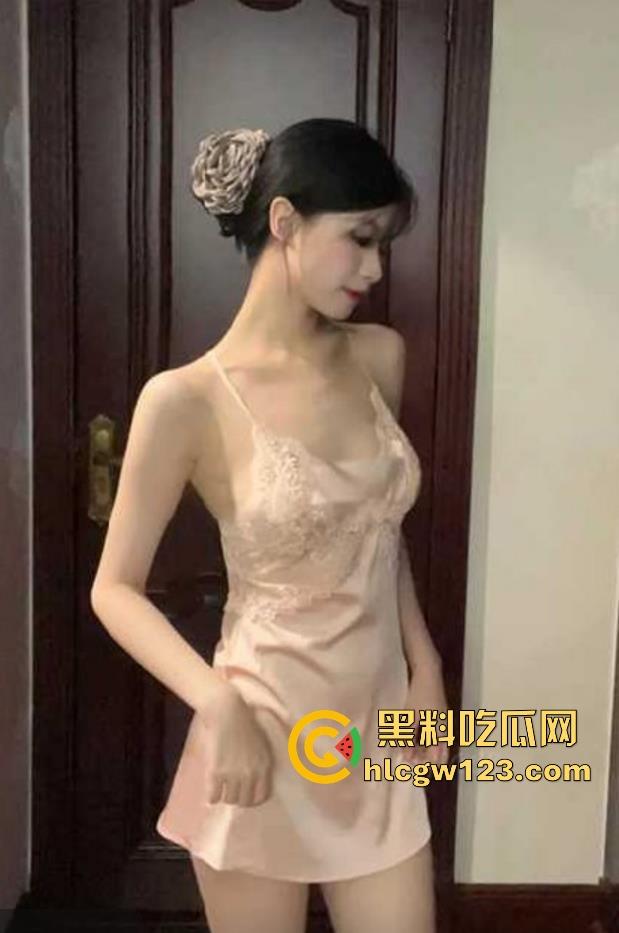 海角乱伦大神 和小嫂子的春天 又出新作！骚货戴肛塞被操双洞齐开 舔屌乳交花式榨精！  第3张