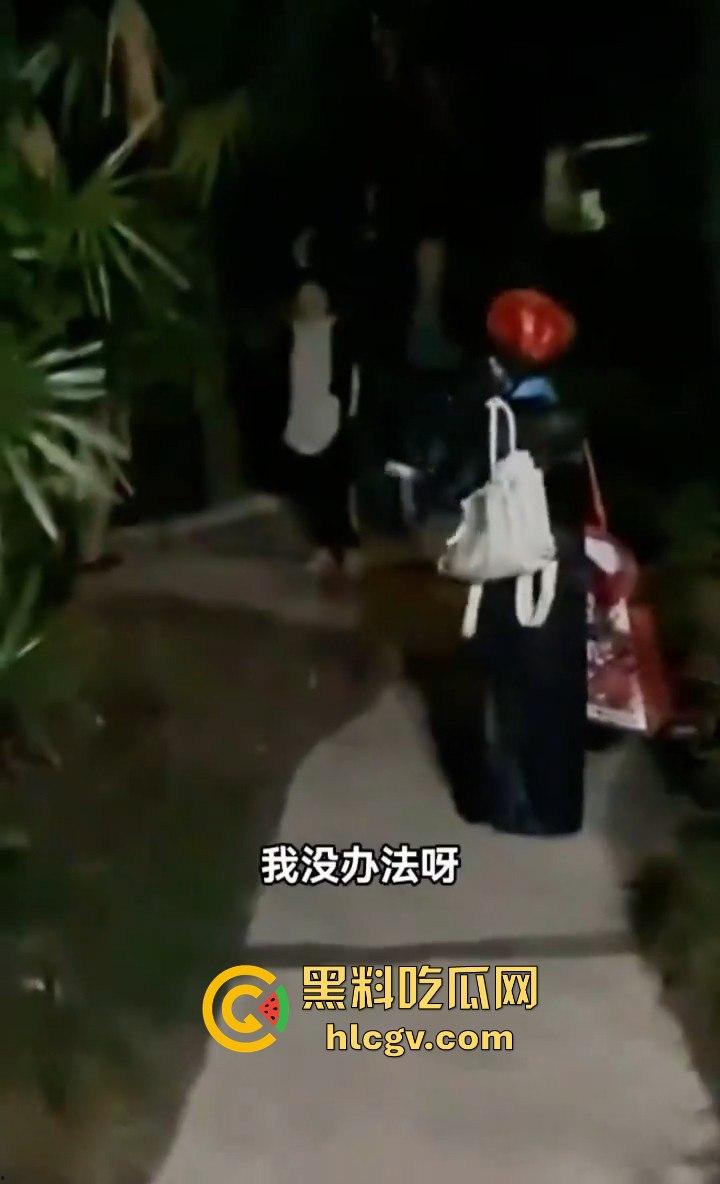 四川某小区大爷大妈遛弯险被僵尸小姐姐吓出屎尿！这清朝妆容真没谁了！  第1张