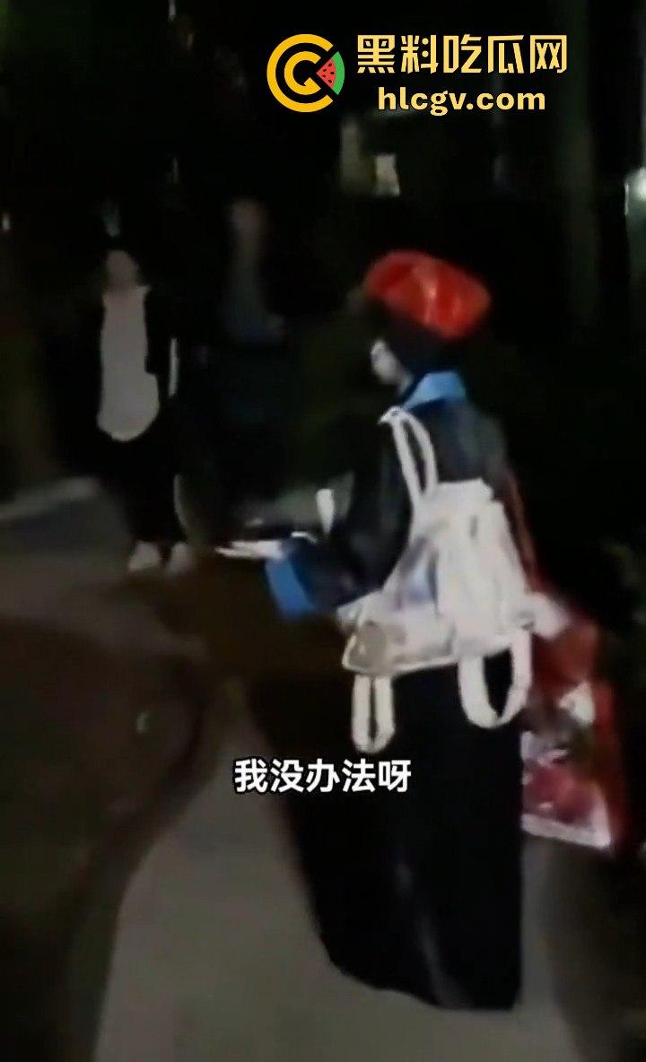 四川某小区大爷大妈遛弯险被僵尸小姐姐吓出屎尿！这清朝妆容真没谁了！  第4张