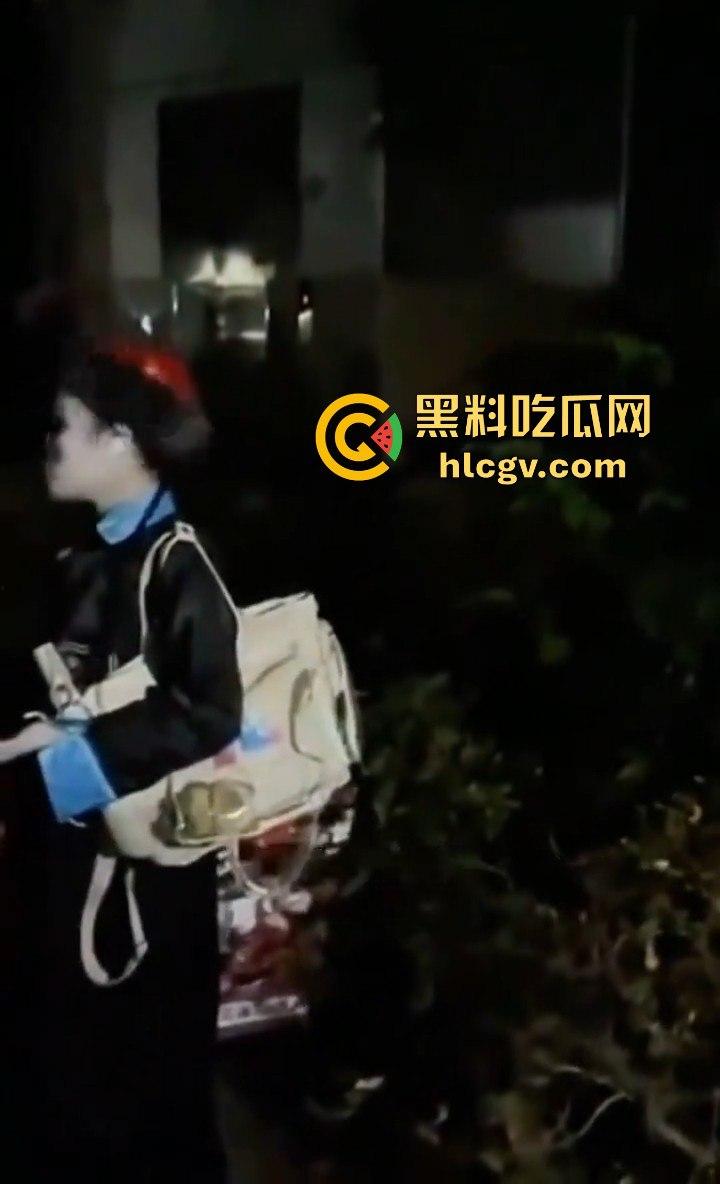 四川某小区大爷大妈遛弯险被僵尸小姐姐吓出屎尿！这清朝妆容真没谁了！  第8张