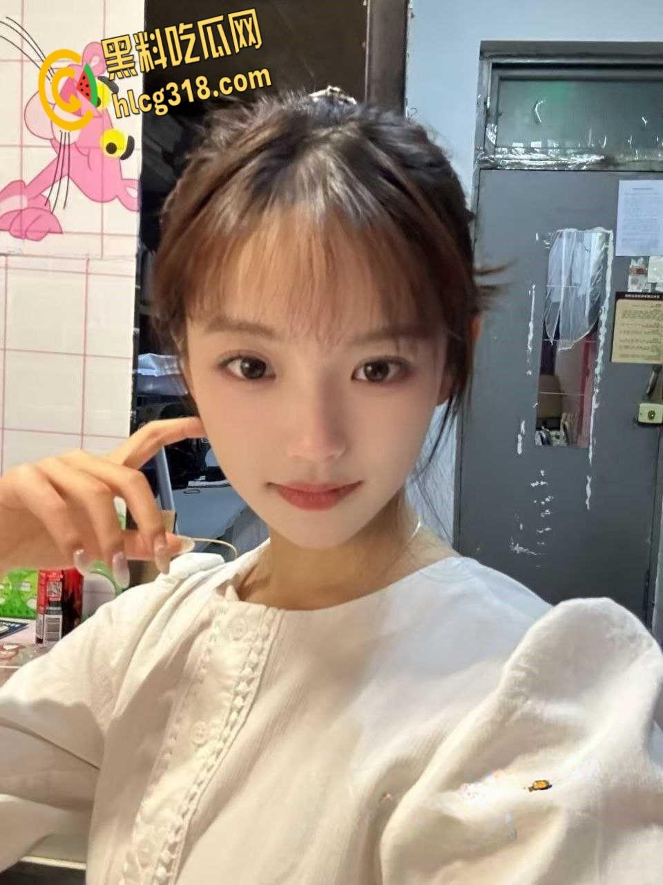 南京工业大学【王诗瑶】，白丝开裆裤当狗溜，跪在地上吃着大屌还比耶！  第1张