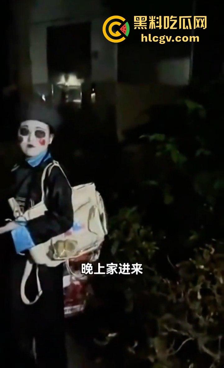 四川某小区大爷大妈遛弯险被僵尸小姐姐吓出屎尿！这清朝妆容真没谁了！  第9张