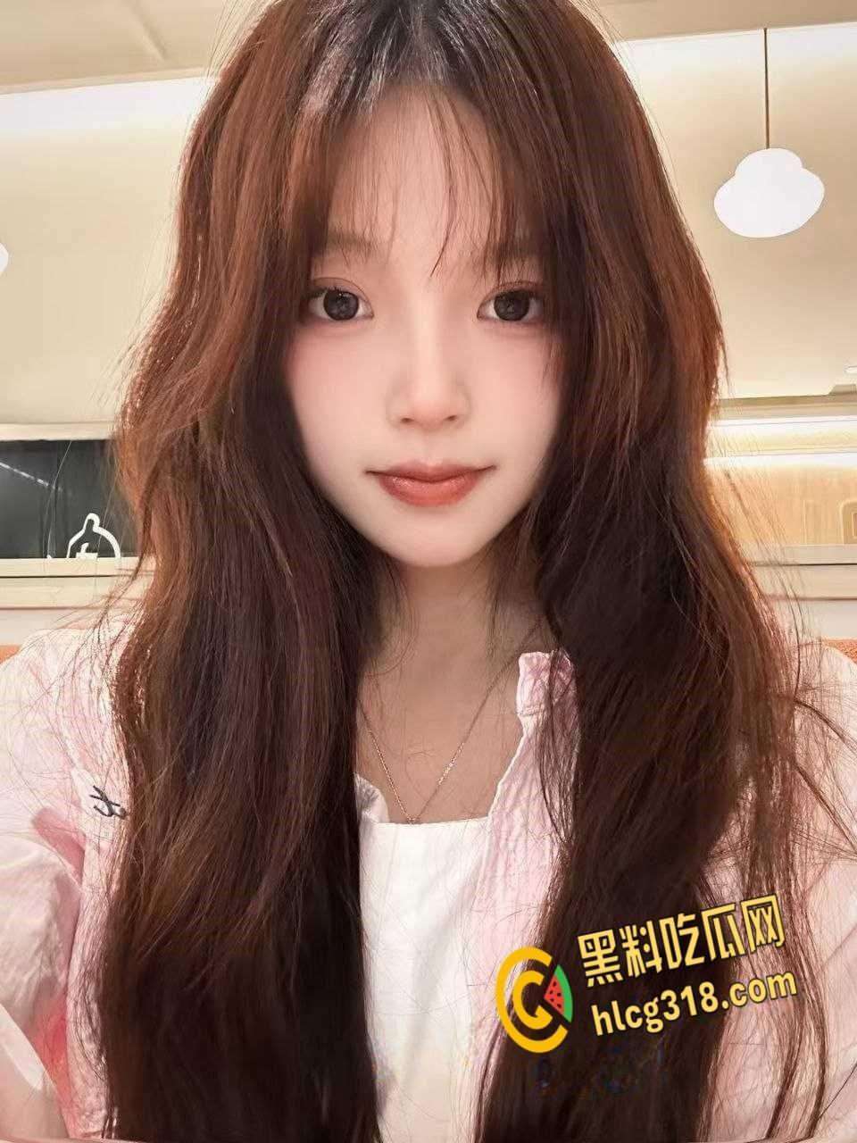 南京工业大学【王诗瑶】，白丝开裆裤当狗溜，跪在地上吃着大屌还比耶！  第2张