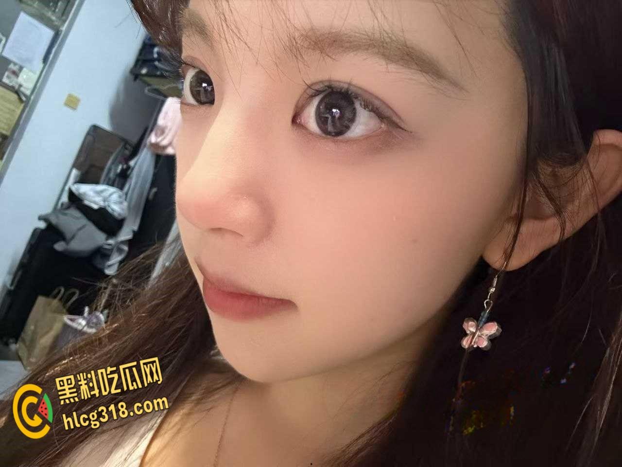 南京工业大学【王诗瑶】，白丝开裆裤当狗溜，跪在地上吃着大屌还比耶！  第3张