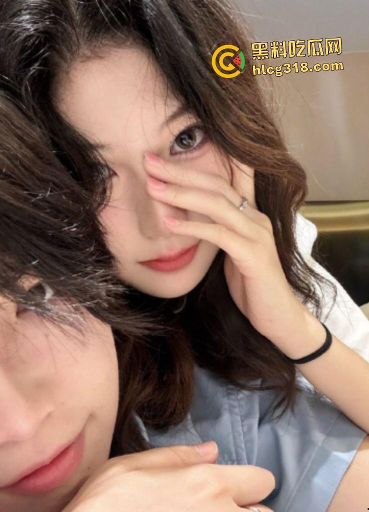 南京超高颜值女大【李婉晴】娇嫩身材被男友调教，透明服装抹精油，口爆足交样样精通！  第1张