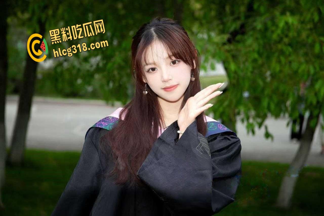 南京工业大学【王诗瑶】，白丝开裆裤当狗溜，跪在地上吃着大屌还比耶！  第4张