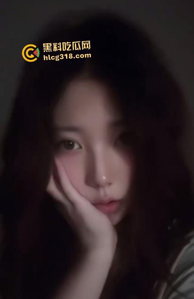 南京超高颜值女大【李婉晴】娇嫩身材被男友调教，透明服装抹精油，口爆足交样样精通！  第2张