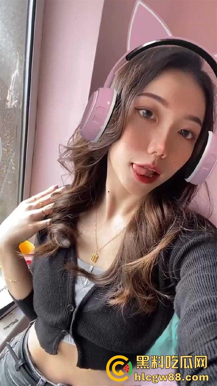 抖音极品网红【小温蒂】反差母狗背男友偷吃大鸡巴，口爆吞精舔脚毒龙样样行，性感情趣内衣翘臀被后入狂操！  第3张