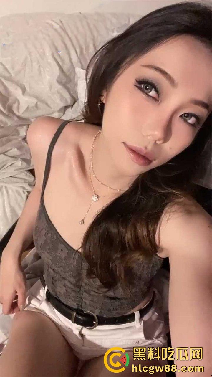 抖音极品网红【小温蒂】反差母狗背男友偷吃大鸡巴，口爆吞精舔脚毒龙样样行，性感情趣内衣翘臀被后入狂操！  第4张