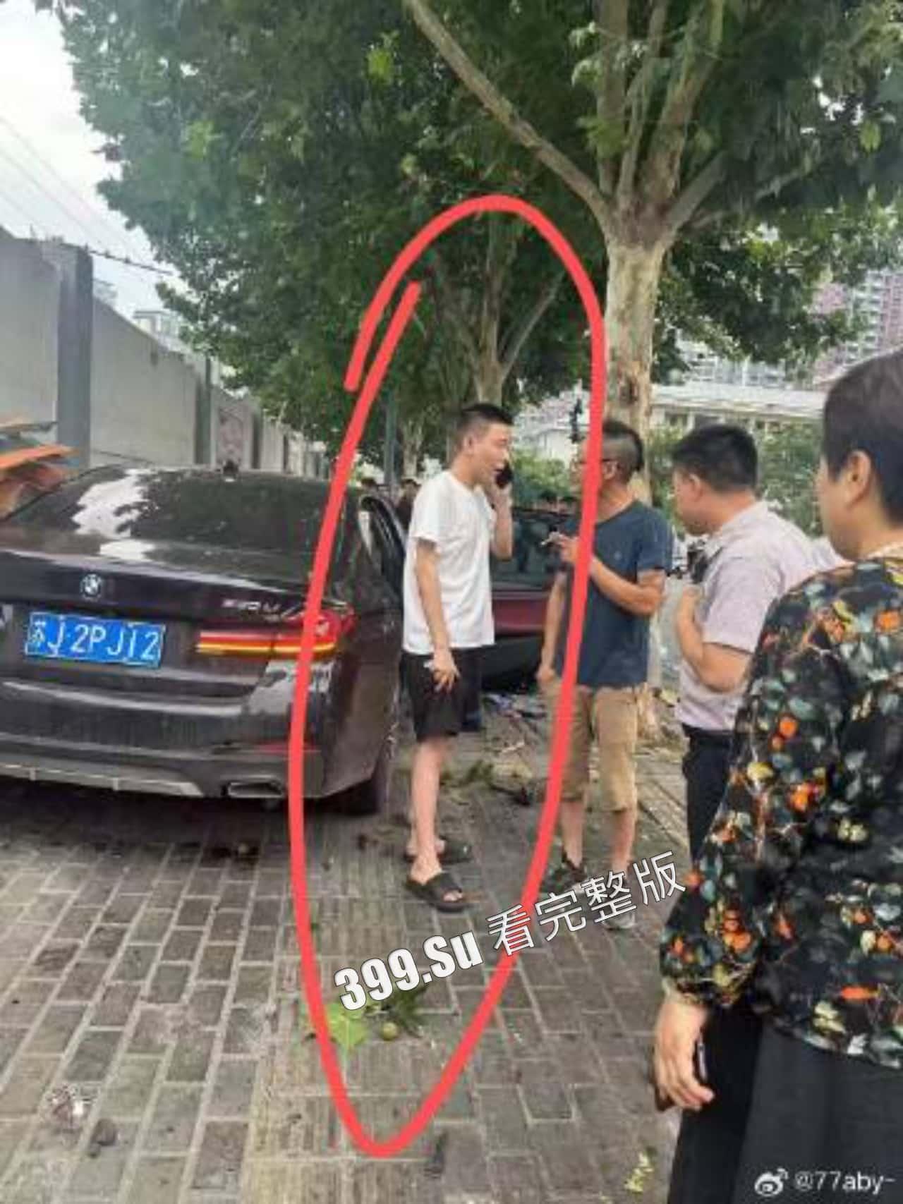 7.13盐城 文泽府邸小区 宝马车主 吸加料电子烟上头  连闯红灯朝人堆里撞 下车仍淡定打电话 现场视频惨烈 第1张