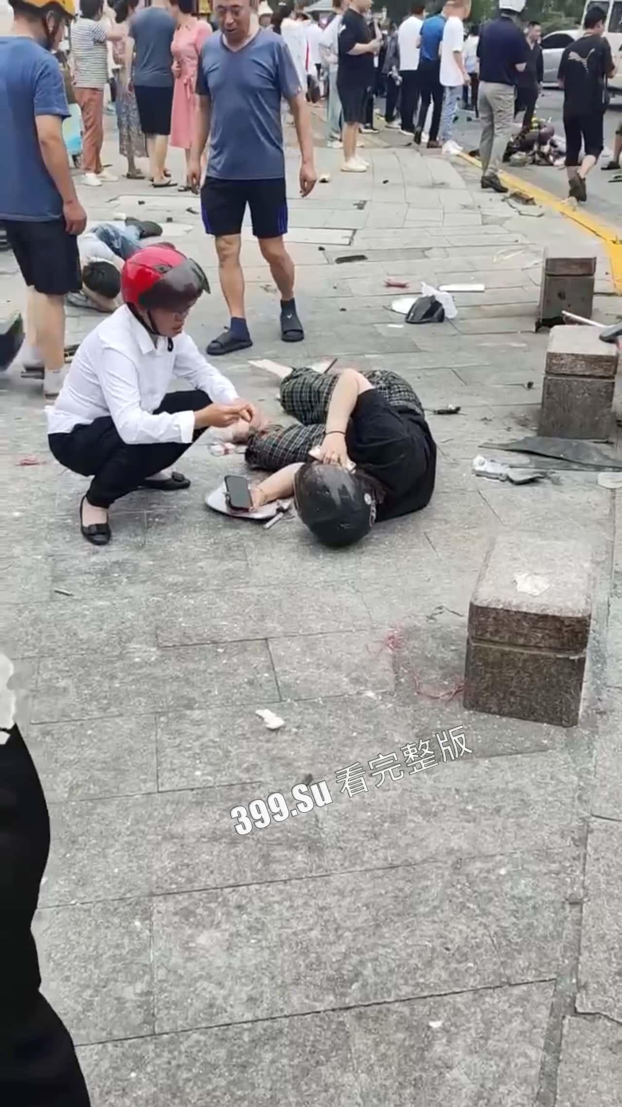 7.13盐城 文泽府邸小区 宝马车主 吸加料电子烟上头  连闯红灯朝人堆里撞 下车仍淡定打电话 现场视频惨烈 第3张