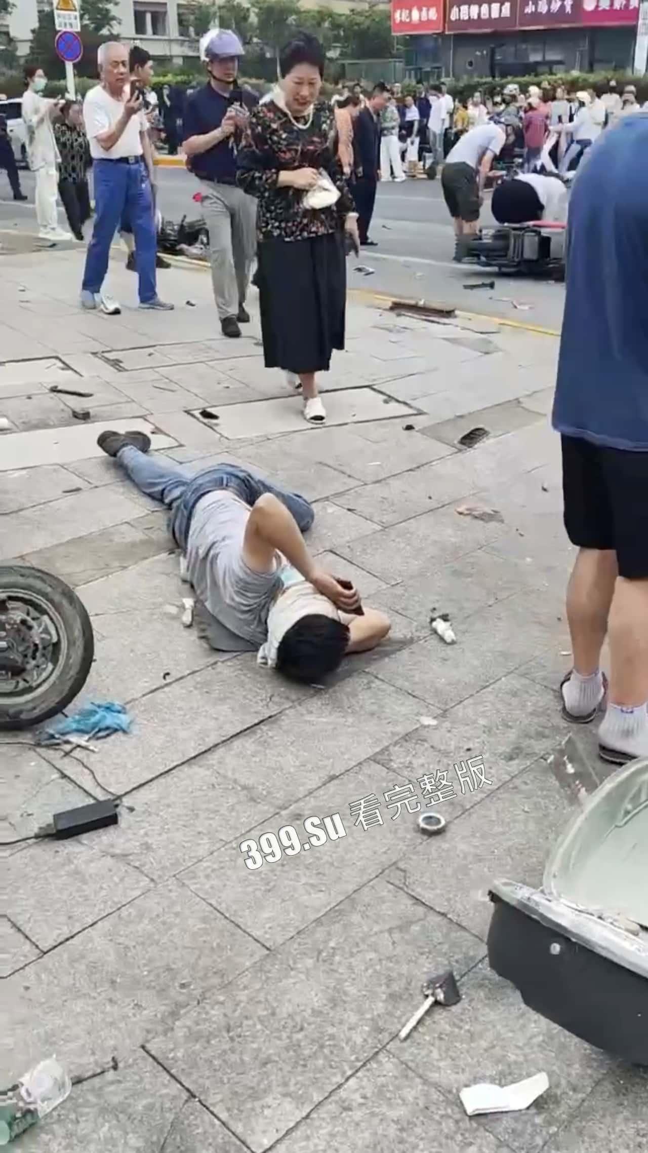 7.13盐城 文泽府邸小区 宝马车主 吸加料电子烟上头  连闯红灯朝人堆里撞 下车仍淡定打电话 现场视频惨烈 第4张