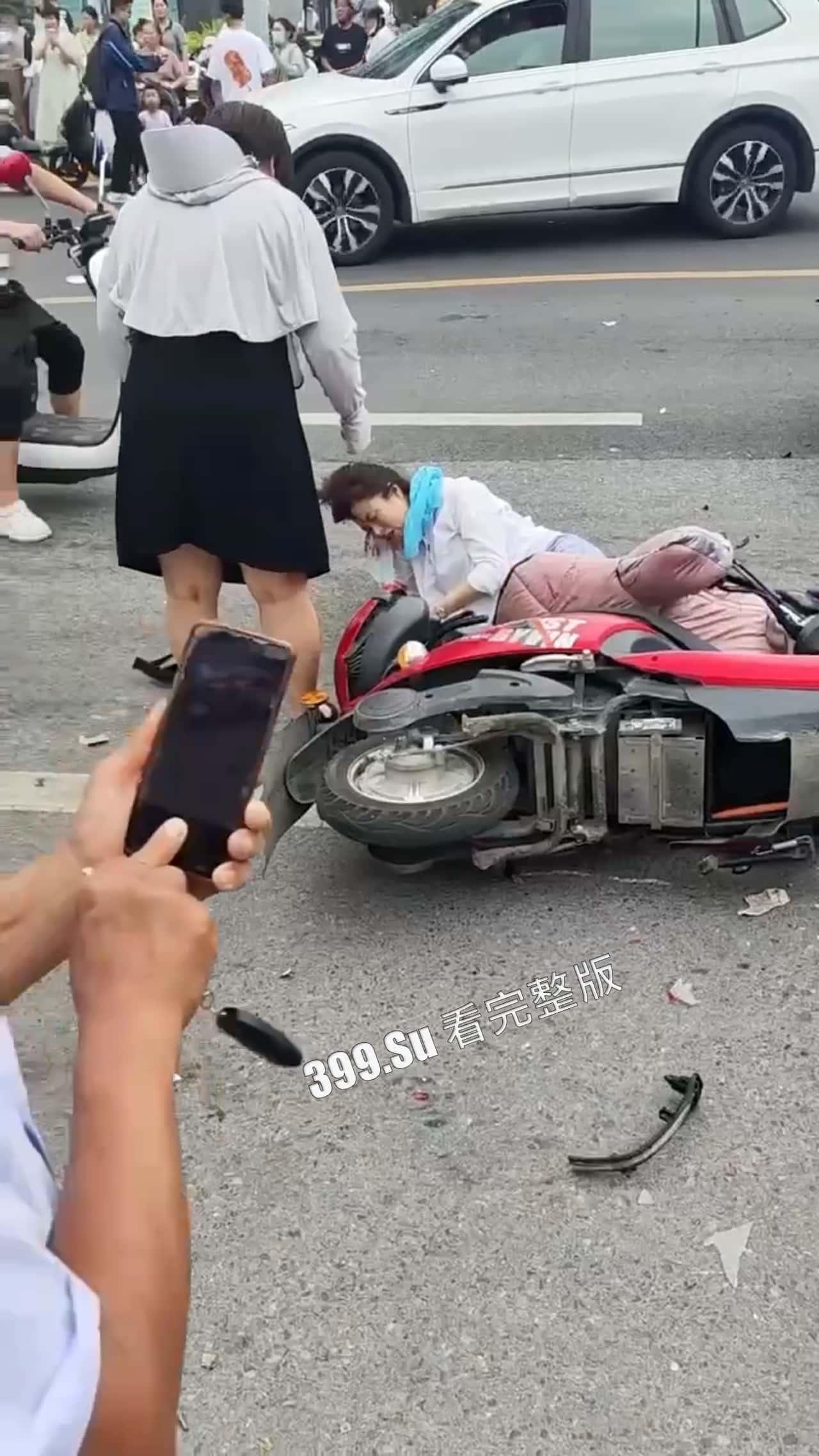 7.13盐城 文泽府邸小区 宝马车主 吸加料电子烟上头  连闯红灯朝人堆里撞 下车仍淡定打电话 现场视频惨烈 第5张