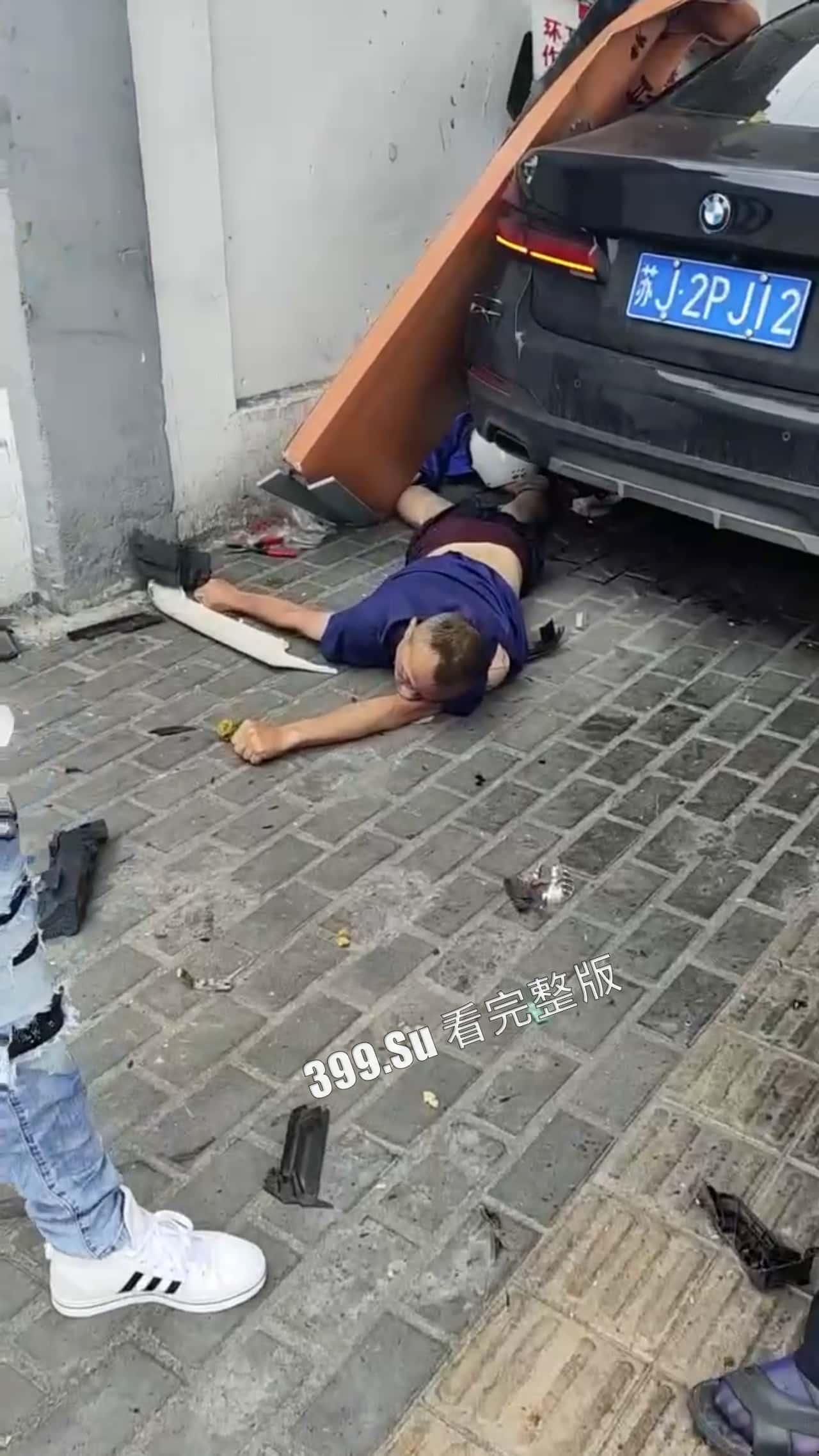 7.13盐城 文泽府邸小区 宝马车主 吸加料电子烟上头  连闯红灯朝人堆里撞 下车仍淡定打电话 现场视频惨烈 第6张